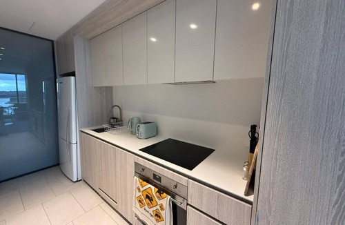 Florey House | Lake view 1bed with car parking walk to westfield