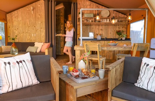 Bant House | Lakeside Escape for Groups