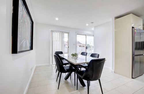 Amaroo House | LAKEVIEW FAMILY ESCAPE. BIG TWO STOREY HOUSE FACING THE LAKE AND PARK. CARPARK.