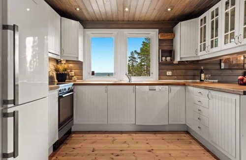 Trogstad Cabin | Lakeview forest cabin with hot tub, terrace and fireplace
