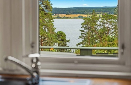 Trogstad Cabin | Lakeview forest cabin with hot tub, terrace and fireplace