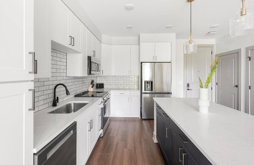 Edgehill Apartment | Landing | Amazing 2BD, Courtyard, Gym