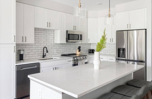 Edgehill Apartment | Landing | Amazing 2BD, Courtyard, Gym