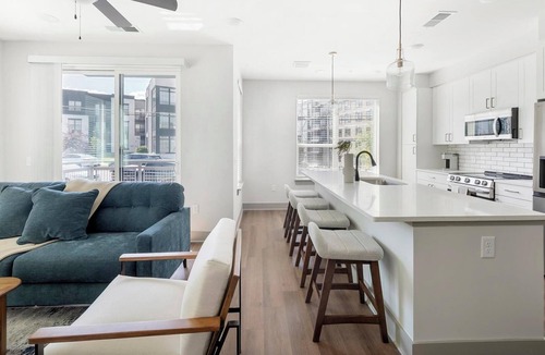 Edgehill Apartment | Landing | Amazing 2BD, Gym, Courtyard