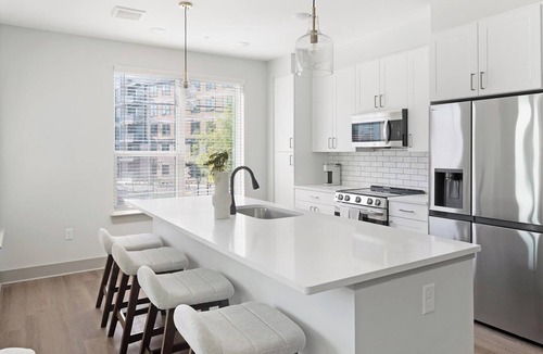 Edgehill Apartment | Landing | Amazing 2BD, Gym, Courtyard