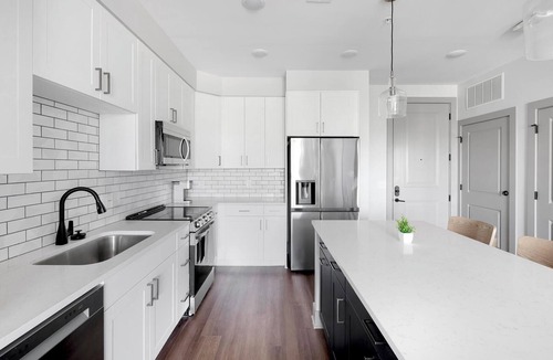 Edgehill Apartment | Landing | Chic 2BD, Yoga Studio, Courtyard