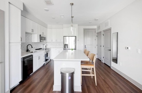 Edgehill Apartment | Landing | Chic 2BD, Yoga Studio, Courtyard