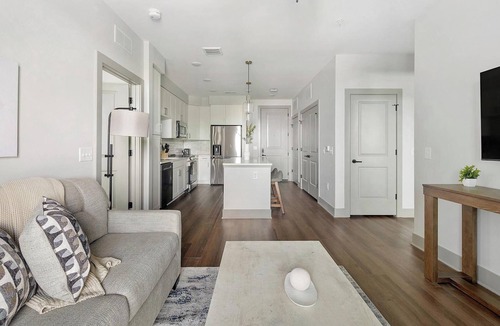 Edgehill Apartment | Landing | Modern 2BD, Gym, Courtyard