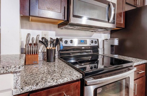 Downtown Baltimore Apartment | Landing | Stylish 1BD, Courtyard, Gym