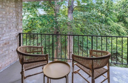 Greenbelt Apartment | Landing | Stylish 2BD, Gym, Pool