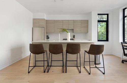 Mount Vernon Square Apartment | Landing | Stylish 2BD in Logan Circle