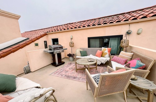 Hollywood House | Large California Beach House Impeccably Designed for Comfort 20 Steps to Beach!