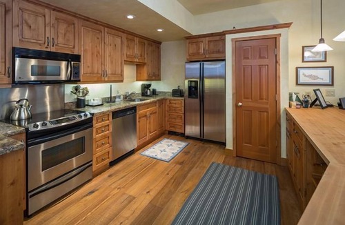 Telluride Condo | Large Comfortable Condo on 1 level, Spacious stone patio, 5 min to Skiing