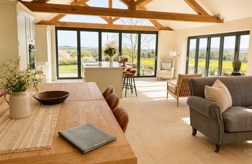 Shipston on Stour House | Large Cotswold Stone Barn ideal for Family Getaways