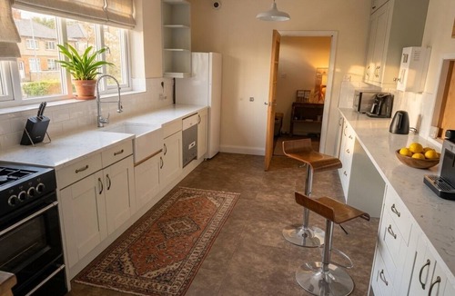 Northampton House | Large double room - guest house style .Ideal for professionals or event reveller