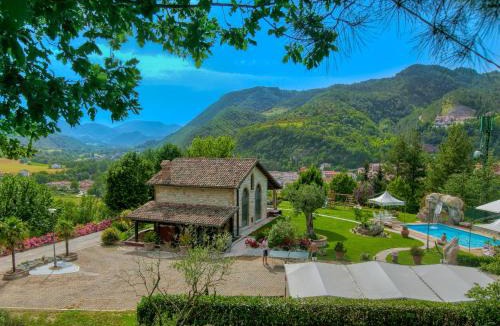 Furlo House | Large holiday home in Cagli with pool