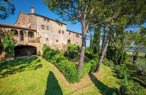 Volterra House | Large Tuscan farmhouse with huge swimming pool