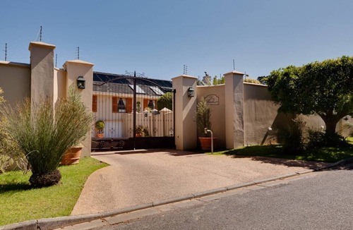 Constantia Cottage | Lavender Cottage Upstairs 2 Bedrooms,2 Bathrooms with Magnificent mountain views