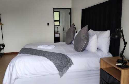 Kosmos House | Le Bamboo Guest House And Boat Cruise