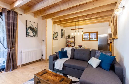 Thenesol House | LE CHALET DES CARRES