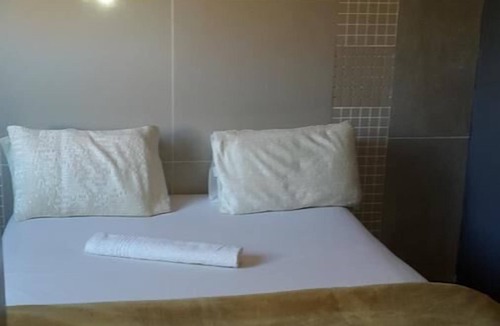 Greater Johannesburg Metropolitan Area Cabin | Legacy Guest Lodge