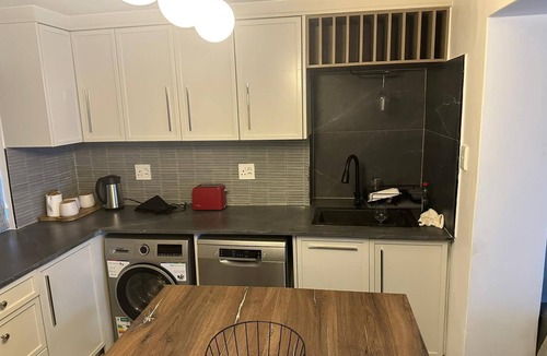 Rosebank House | Lemon House - Cozy Modern Finish and Style - Near University of Cape Town UCT