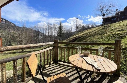 Flumet Apartment | Les Chalets Des Evettes - Appartement deux chambres au pied des pistes dans une résidence avec piscine MAE-9151
