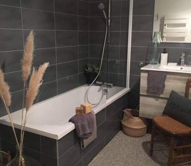 Albertville Bed & Breakfast | Les chambres de Pauline avec spa et climatisation Garage vélo parking moto avec caméra
