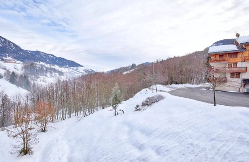 Flumet Apartment | Les Evettes Chalets - Two bedroom apartment at the foot of the slopes in a residence with swimming pool