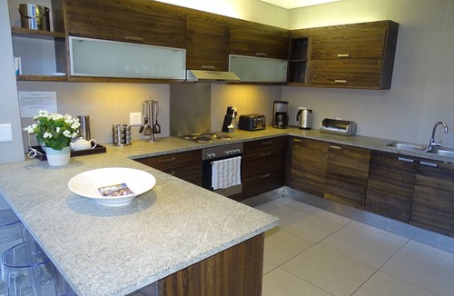 Scott Estate Apartment | Light&Bright top floor Apartment, a minute's walk to the beach!
