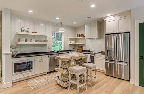Winston - Salem House | Linda Cottage- Premium Retreat close to Wake Forest Campus w/Lvl 2 EV Charger