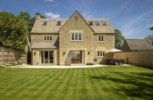 Bourton-on-the-Hill Cottage | Little Tithe, Set back from the road at the end of a private gated gravel driveway