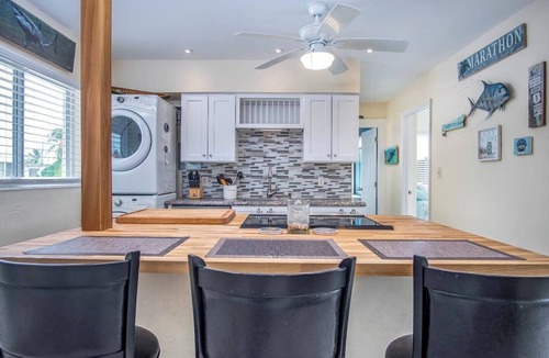 Little Venice House | Little Venice Family Affair 2 bedroom 1 bath One Block from the Ocean