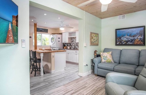 Little Venice House | Little Venice Family Affair 2 bedroom 1 bath One Block from the Ocean