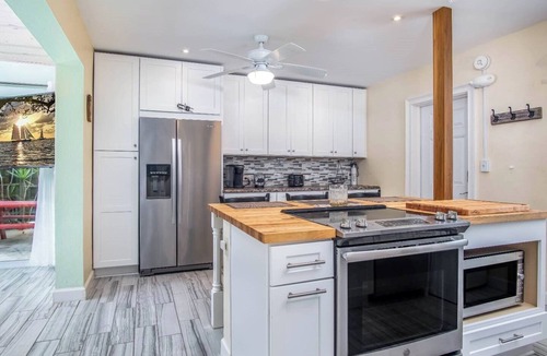 Little Venice House | Little Venice Family Affair 2 bedroom 1 bath One Block from the Ocean