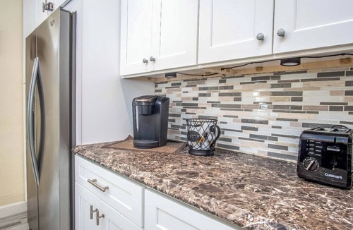 Little Venice House | Little Venice Family Affair 2 bedroom 1 bath One Block from the Ocean