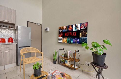 Greater Johannesburg Metropolitan Area Apartment | Lofthaus Rosebank: walk to mall, safe & central. Family friendly 2BR with WIFI