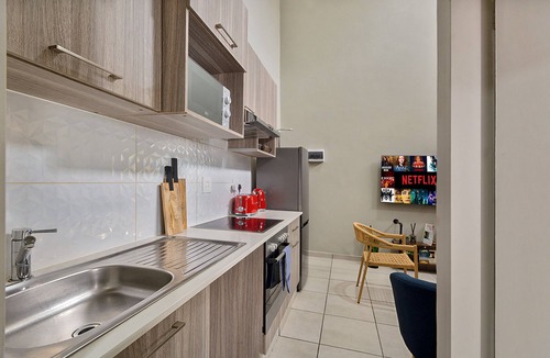 Greater Johannesburg Metropolitan Area Apartment | Lofthaus Rosebank: walk to mall, safe & central. Family friendly 2BR with WIFI