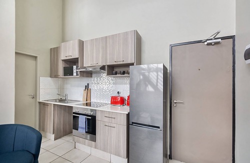 Greater Johannesburg Metropolitan Area Apartment | Lofthaus Rosebank: walk to mall, safe & central. Family friendly 2BR with WIFI