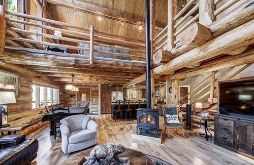 Blue River House | Log Home Retreat, outdoor living w/grill, pool table, 2mi to Ski & Main St.