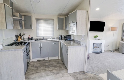Evesham Cottage | LONG ACRES LODGE, family friendly, with a garden in Evesham