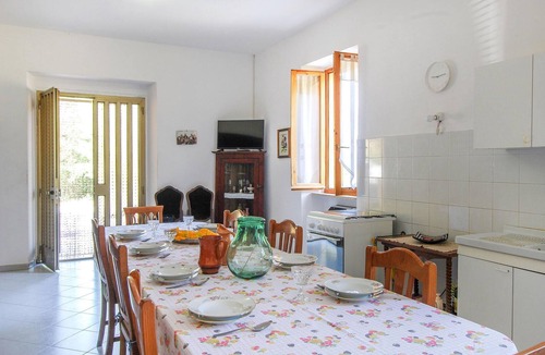 Furlo House | Look forward to an idyllically situated vacation home with a magnificent view.