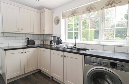 Great Rissington Cottage | LORIEN, pet friendly, with open fire in Bourton-On-The-Water
