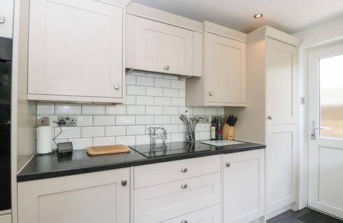 Great Rissington Cottage | LORIEN, pet friendly, with open fire in Bourton-On-The-Water