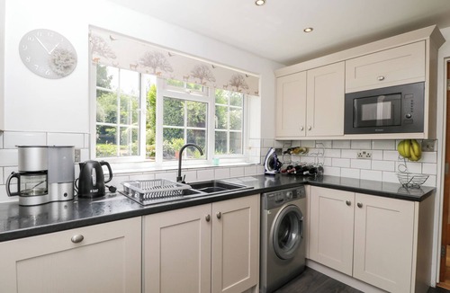Great Rissington Cottage | LORIEN, pet friendly, with open fire in Bourton-On-The-Water