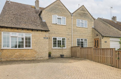 Great Rissington Cottage | LORIEN, pet friendly, with open fire in Bourton-On-The-Water