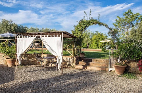 Campiglia Villa | Lovely apartment in villa for 2 guests with pool, WIFI, TV, patio and pets allowed