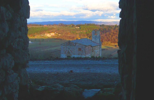 Colle di Val d'Elsa Villa | Lovely apartment in villa with pool, WIFI, A/C, TV, patio and panoramic view, close to San Gimig.