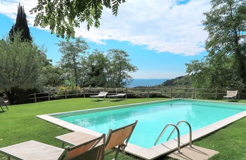 Sesto Fiorentino Villa | Lovely apartment in villa for 3 people with pool, WIFI, TV, terrace and pets allowed