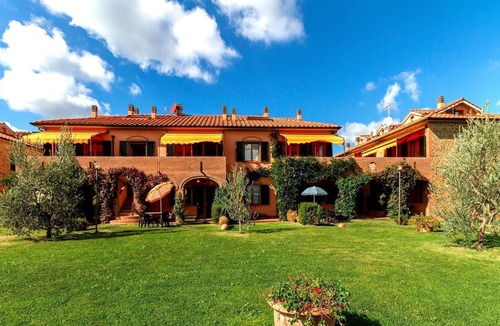 Sughera Apartment | Lovely apartment for 5 people with A/C, pool, WIFI, TV and veranda, close to San Gimignano